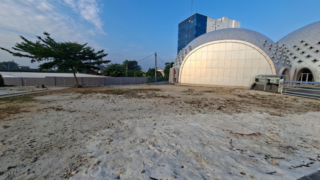 Halaman Belakang (Area Pasir)